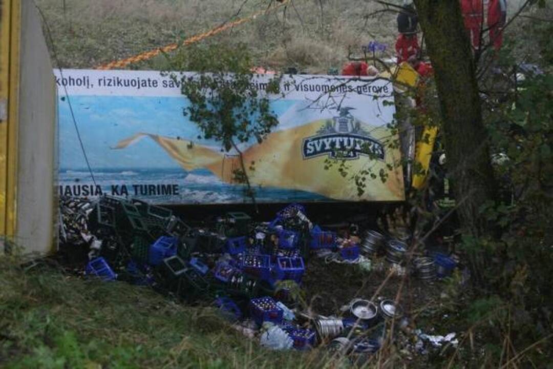 Avarija netoli Kauno: vienas vairuotojas sudegė, sunkvežimis nugarmėjo nuo skardžio (papildyta)