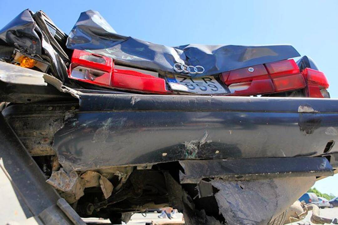 Rusijos vilkikas Vilniaus pakraštyje apgadino 20 automobilių
