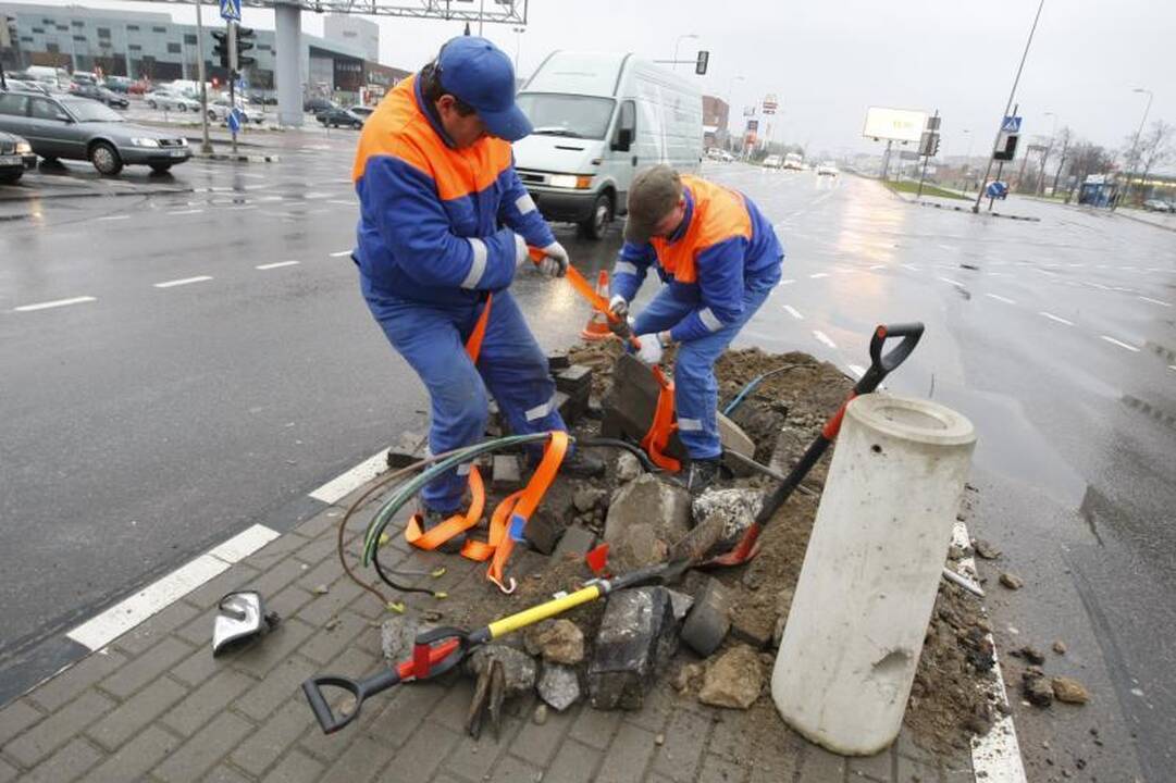 Klaipėdoje taksi išlaužė šviesoforą, dalį miesto paliko be elektros