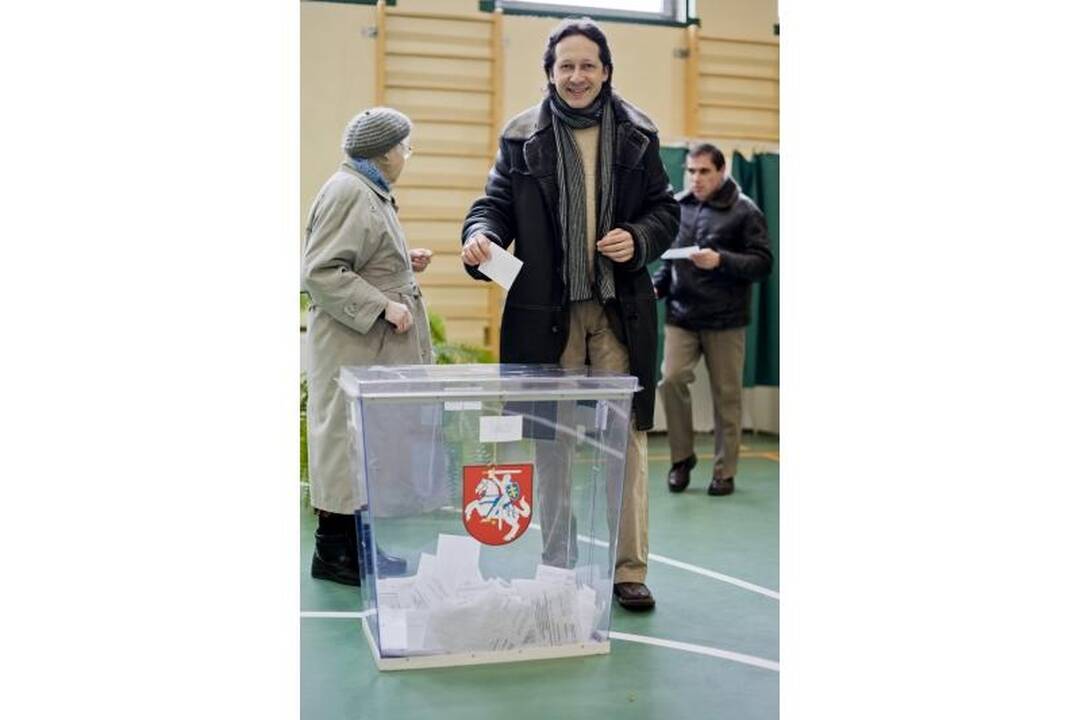 Kauniečiai balsuoti pradėjo anksti, bet vangiai
