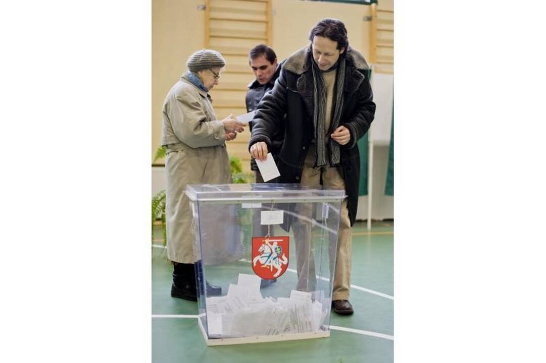 Kauniečiai balsuoti pradėjo anksti, bet vangiai