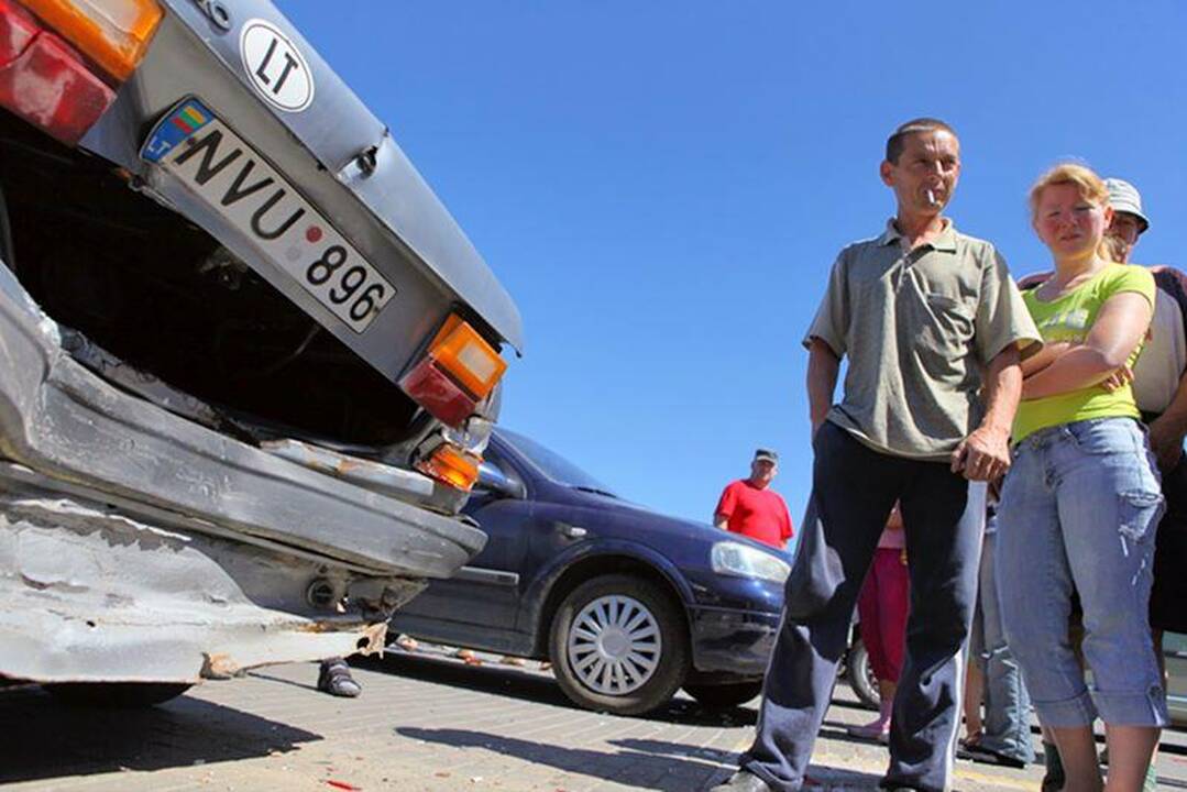Rusijos vilkikas Vilniaus pakraštyje apgadino 20 automobilių