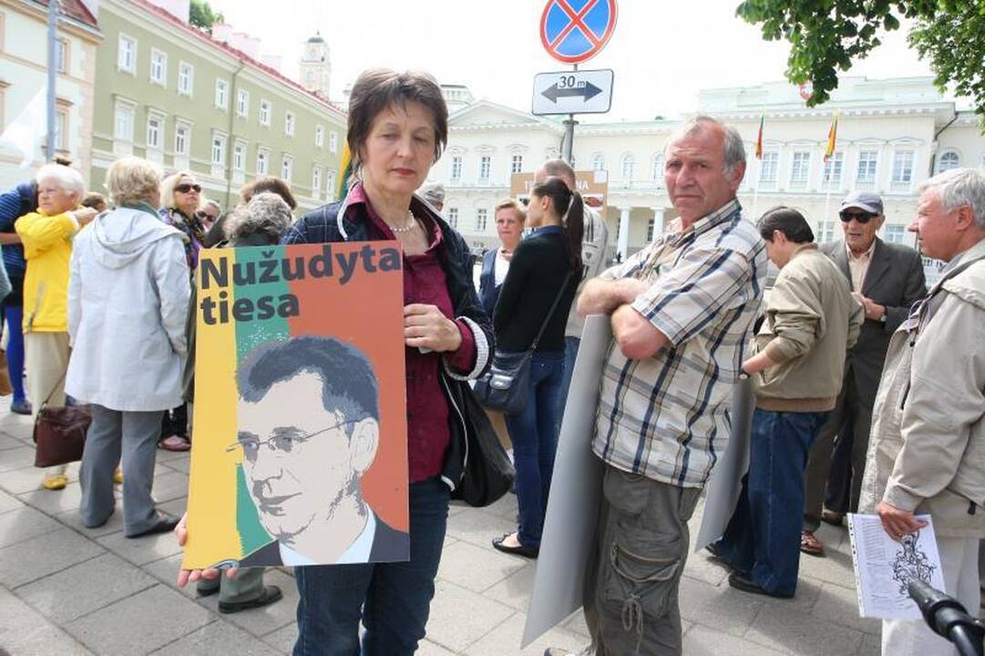 Per šimtą žmonių susirinko protestuoti prie Prezidentūros