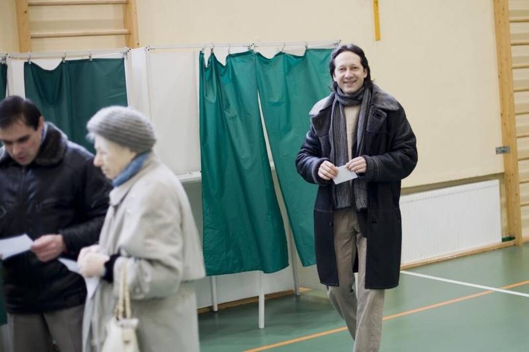 Kauniečiai balsuoti pradėjo anksti, bet vangiai