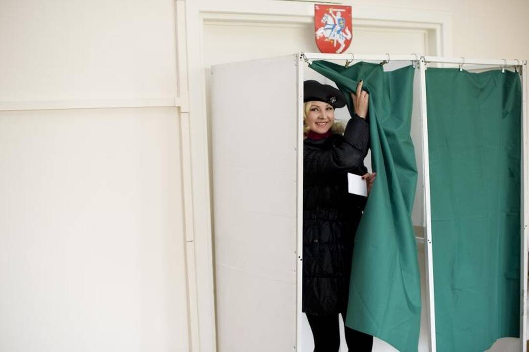 Kauniečiai balsuoti pradėjo anksti, bet vangiai