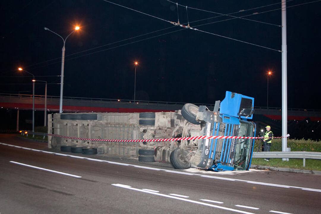 Savanorių pr. žiede apvirto Rusijos vilkikas (dar papildyta)