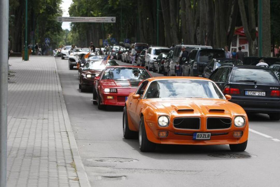 Palangą okupavo amerikietiški automobiliai