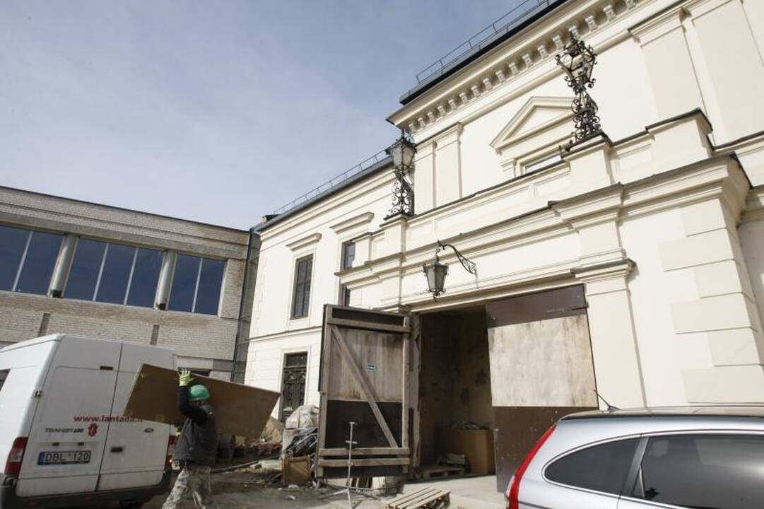 Klaipėdiečiai aktyviai rinkosi į statybos aikštele virtusį teatrą