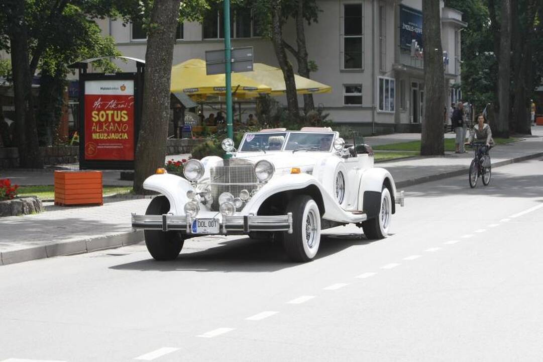 Palangą okupavo amerikietiški automobiliai
