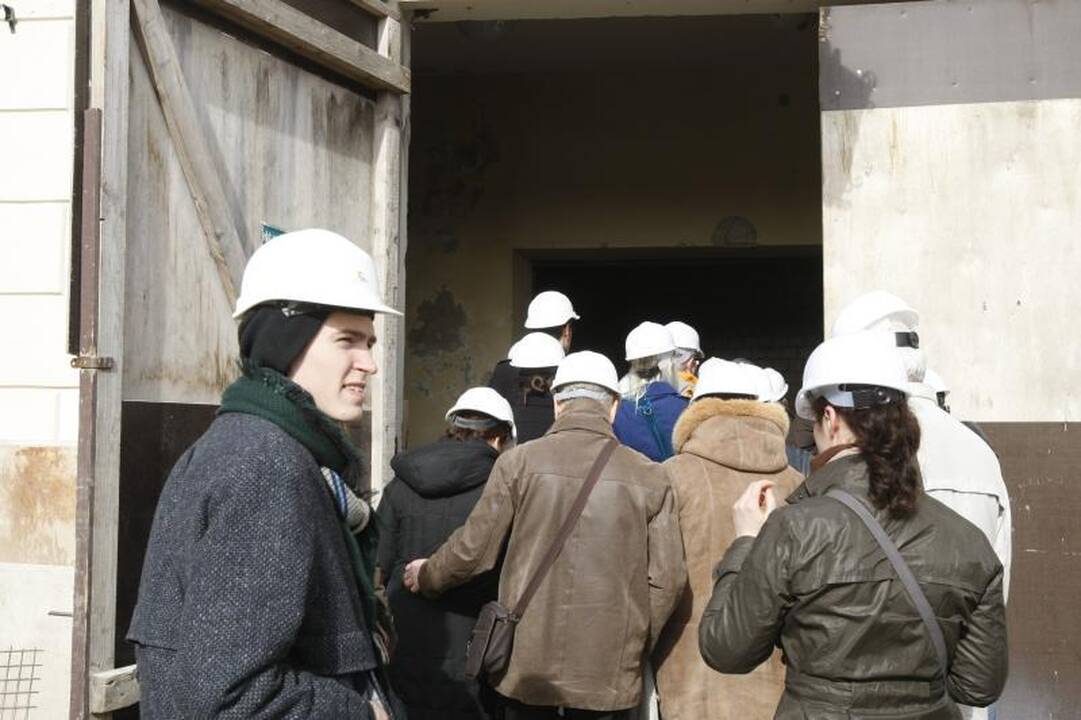 Klaipėdiečiai aktyviai rinkosi į statybos aikštele virtusį teatrą