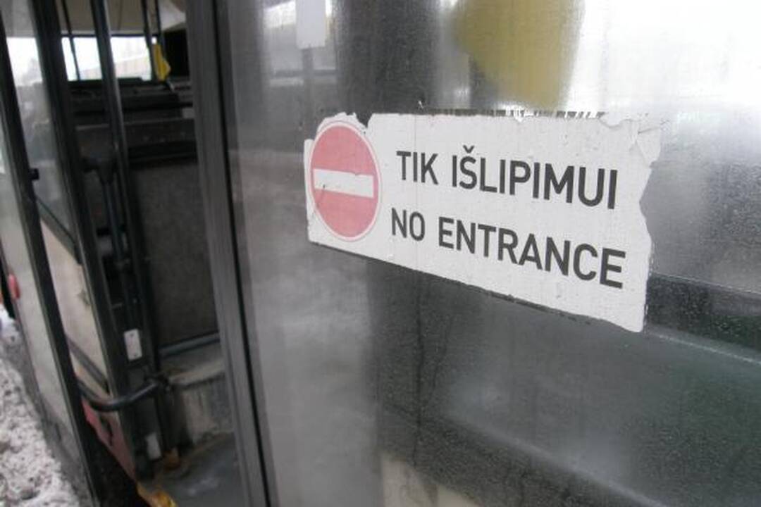 Autobuso durys prispaudė klaipėdietę