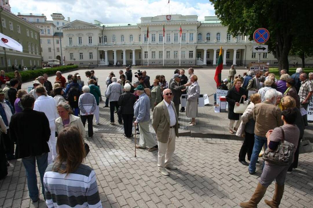 Per šimtą žmonių susirinko protestuoti prie Prezidentūros