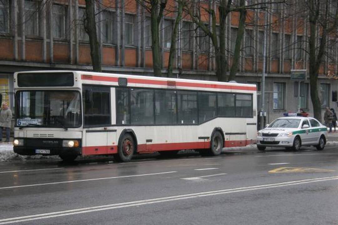 Autobuso durys prispaudė klaipėdietę