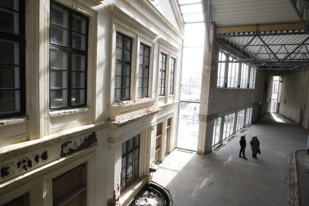 Klaipėdiečiai aktyviai rinkosi į statybos aikštele virtusį teatrą
