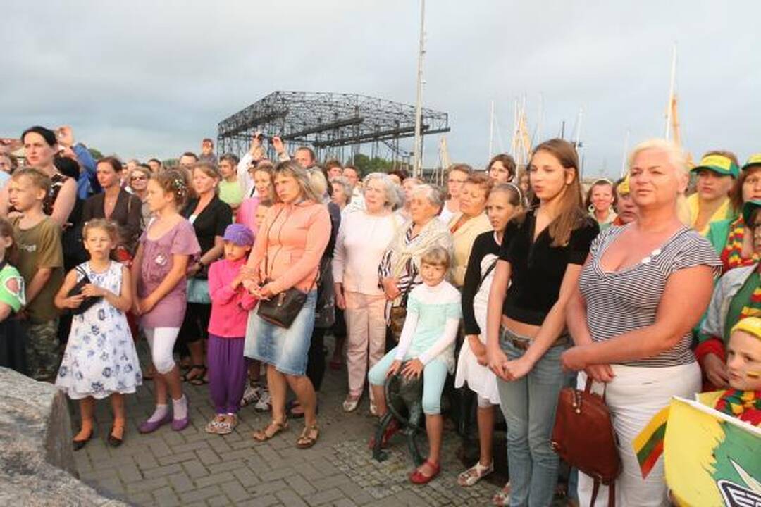 Kruizinių laivų terminale klaipėdiečiai giedojo himną