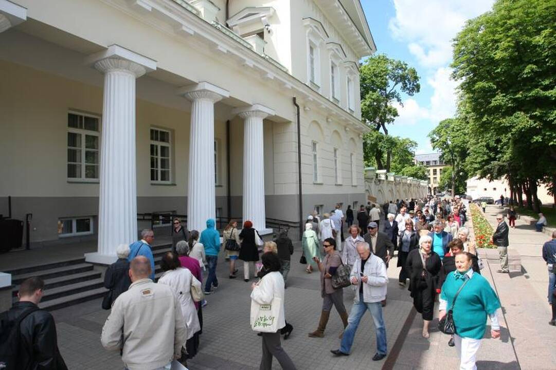 Per šimtą žmonių susirinko protestuoti prie Prezidentūros