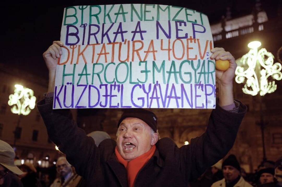 Vengrijoje vyko masiniai protestai prieš naująją konstituciją
