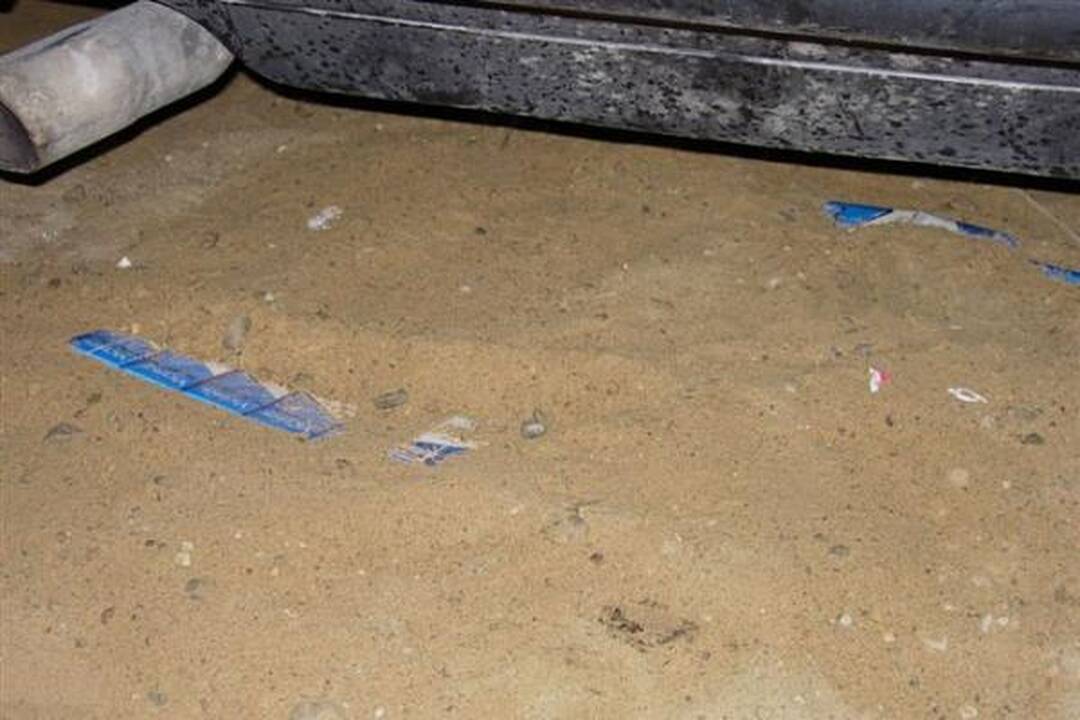 Kontrabandiniai rūkalai slėpti tvenkinyje ir po žeme