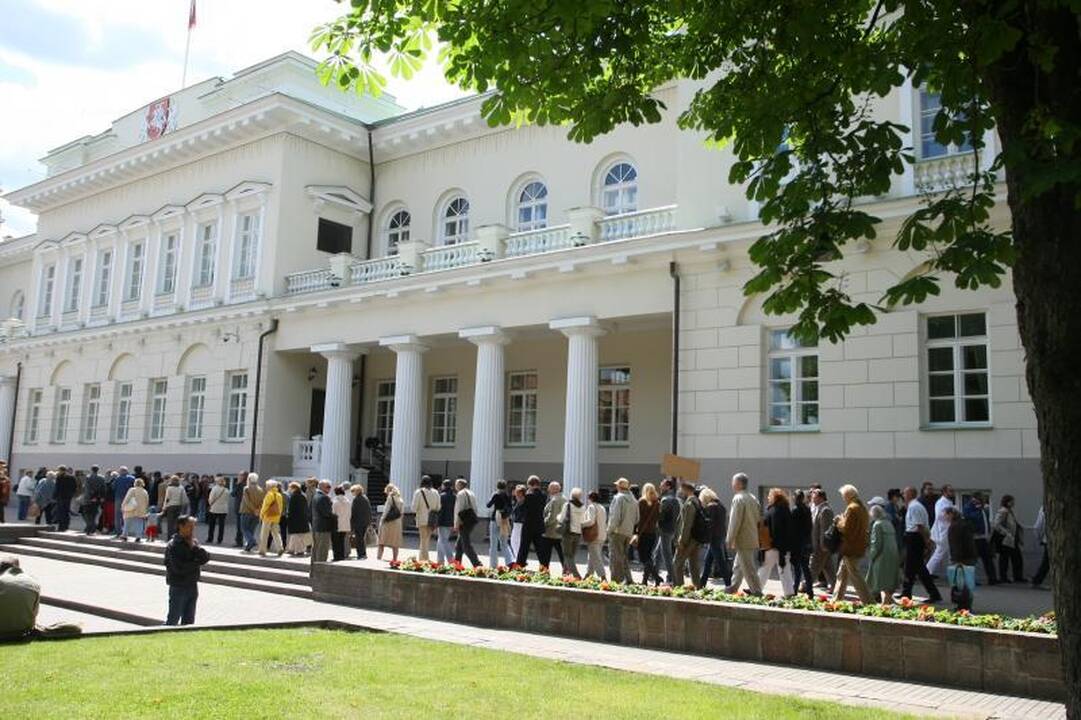 Per šimtą žmonių susirinko protestuoti prie Prezidentūros