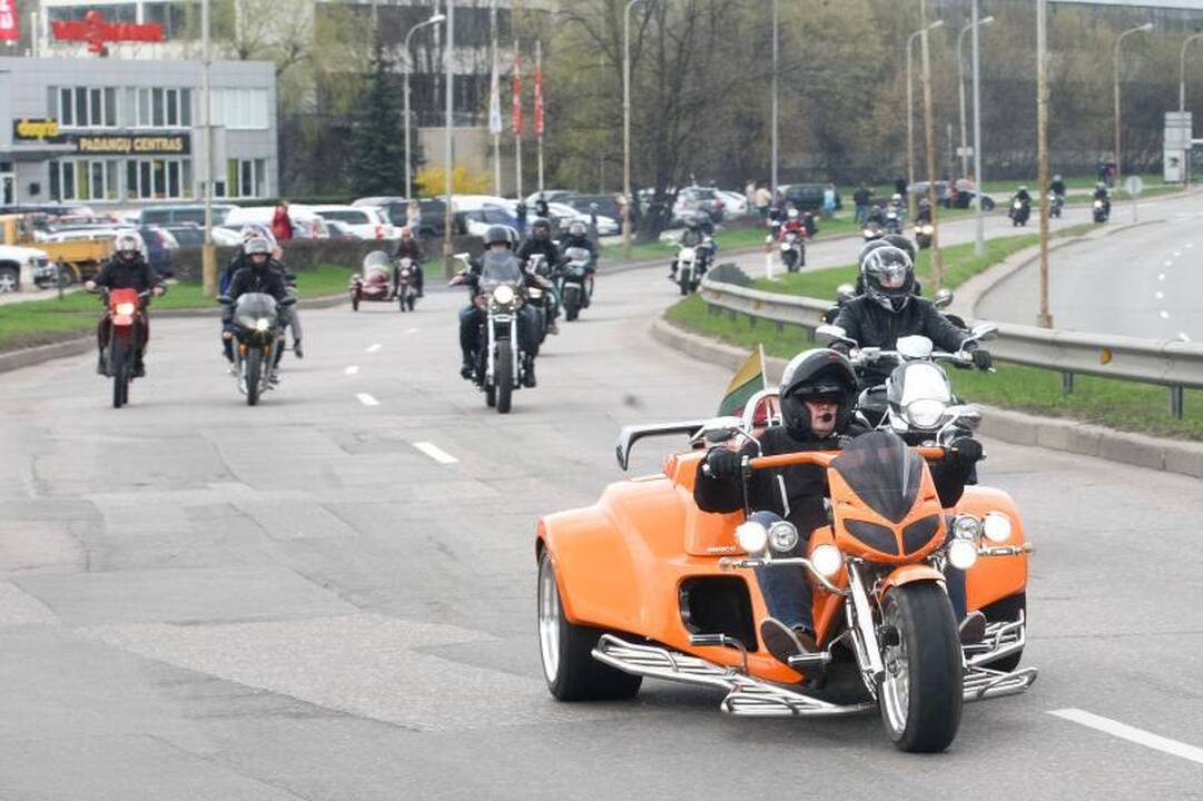 Triukšminga kolona sostinės gatvėse atidarytas baikerių sezonas