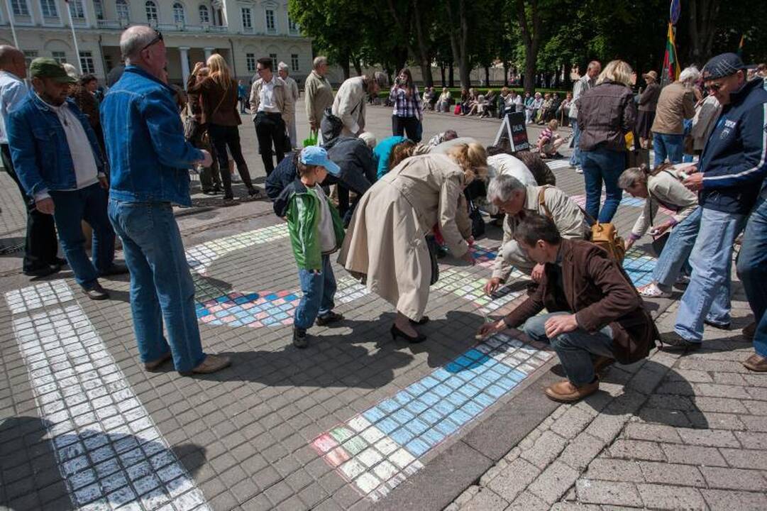 Per šimtą žmonių susirinko protestuoti prie Prezidentūros