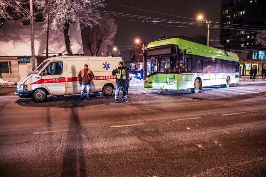 Savanorių pr. susidūrė troleibusas ir ligonį vežęs medikų automobilis