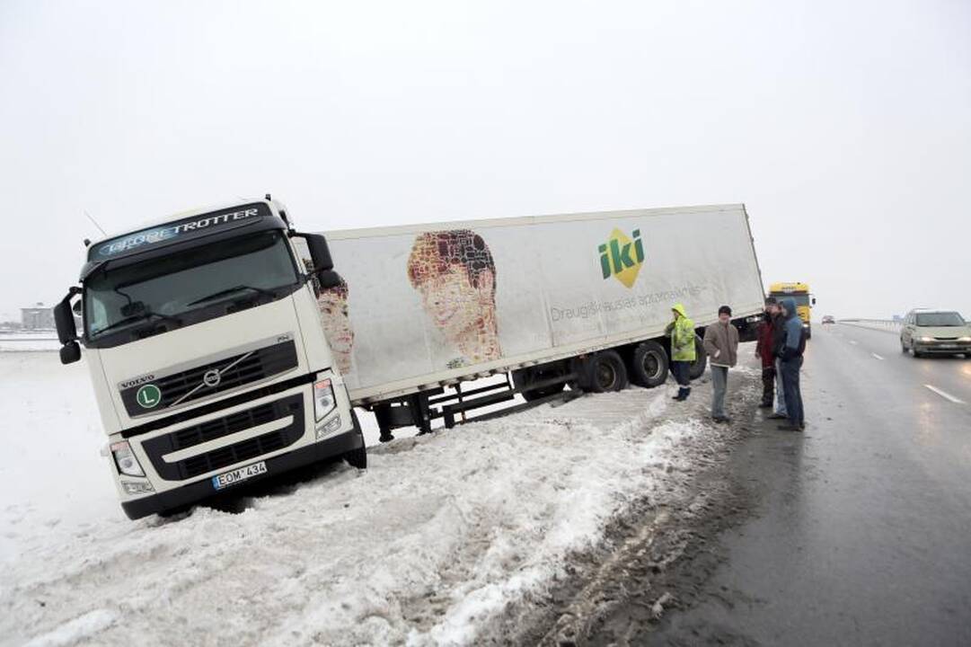 Girtas vairuotojas viaduką vilkiku atakavo atbulas