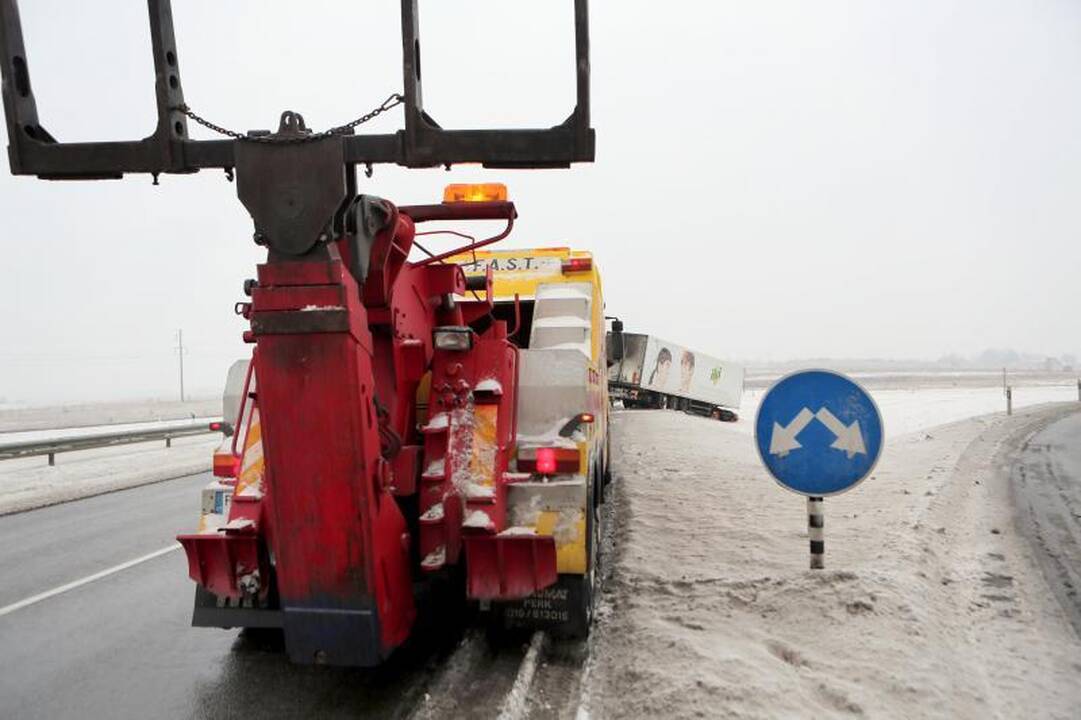 Girtas vairuotojas viaduką vilkiku atakavo atbulas