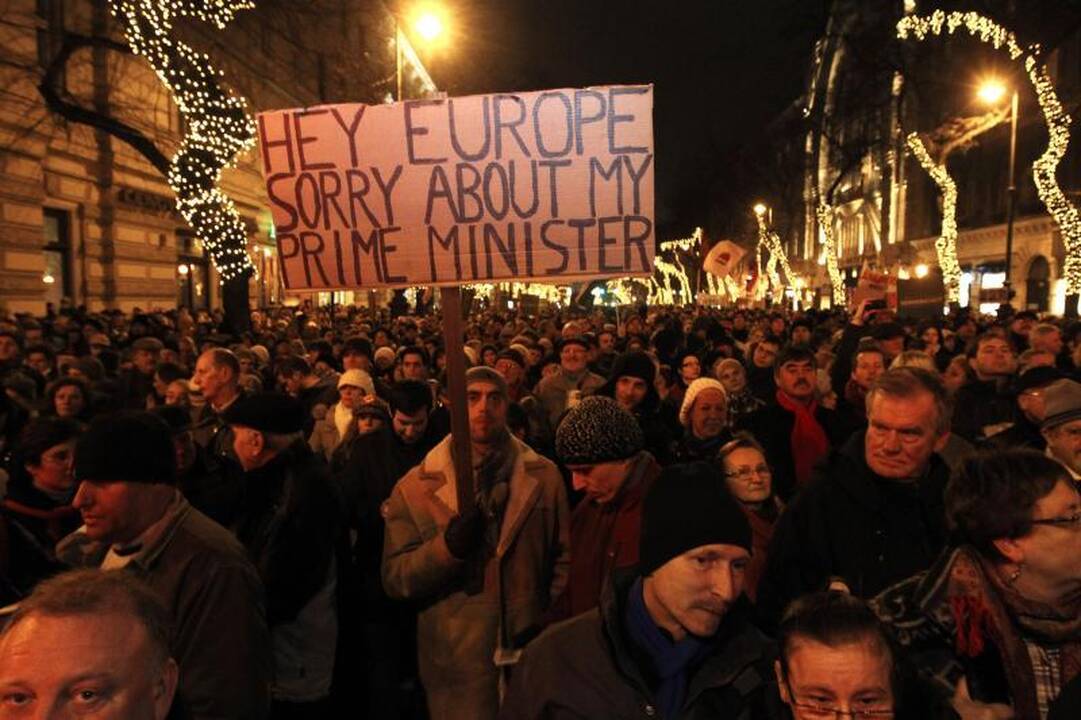 Vengrijoje vyko masiniai protestai prieš naująją konstituciją