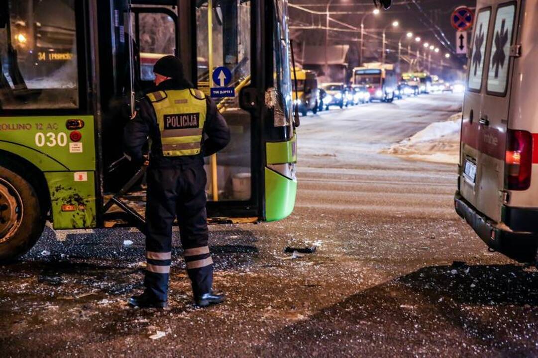 Savanorių pr. susidūrė troleibusas ir ligonį vežęs medikų automobilis