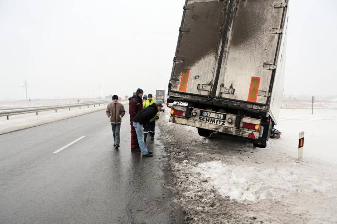 Girtas vairuotojas viaduką vilkiku atakavo atbulas