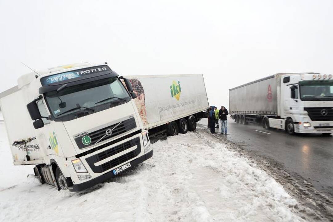 Girtas vairuotojas viaduką vilkiku atakavo atbulas