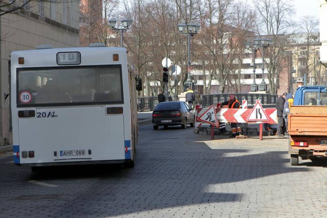 Tiltų gatvėje jau perklojamas grindinys 