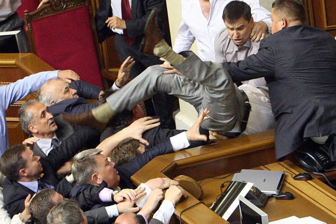 Ukrainos parlamento deputatai susimušė dėl rusų kalbos vartojimo