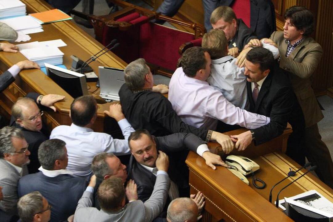 Ukrainos parlamento deputatai susimušė dėl rusų kalbos vartojimo
