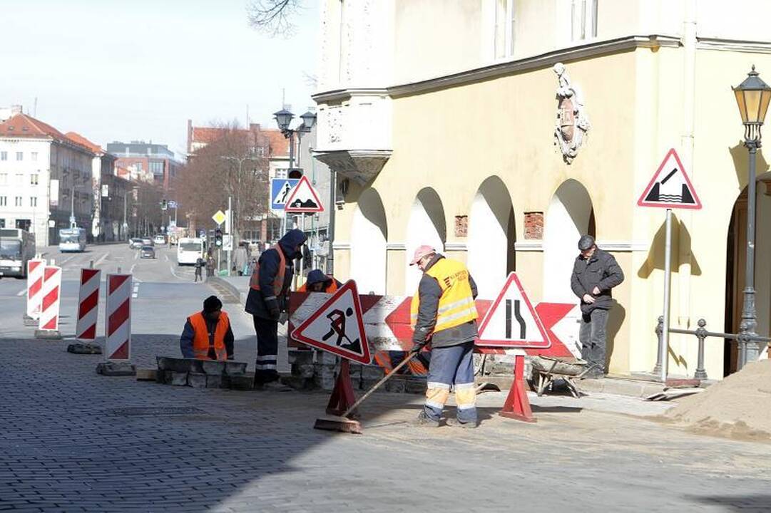Tiltų gatvėje jau perklojamas grindinys 