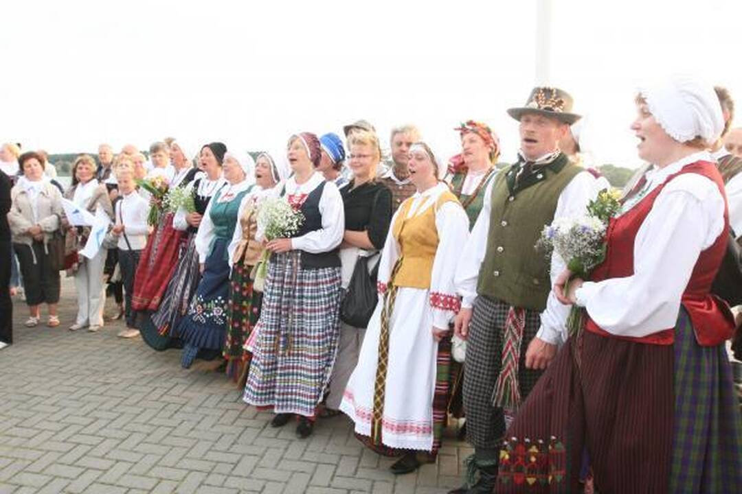 Kruizinių laivų terminale klaipėdiečiai giedojo himną