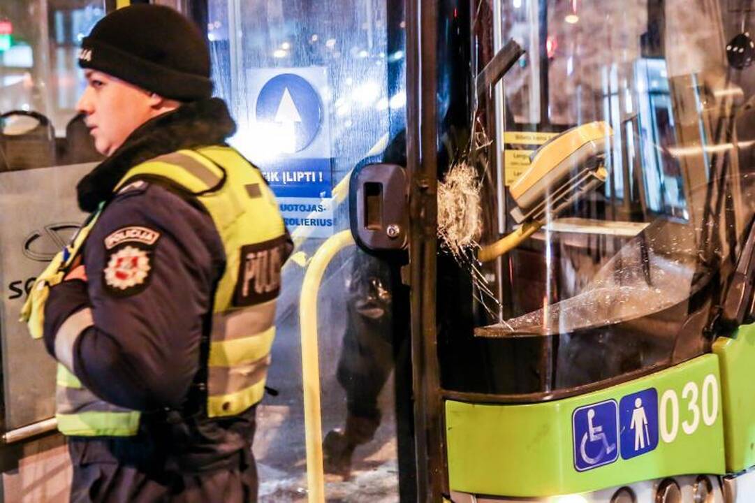 Savanorių pr. susidūrė troleibusas ir ligonį vežęs medikų automobilis