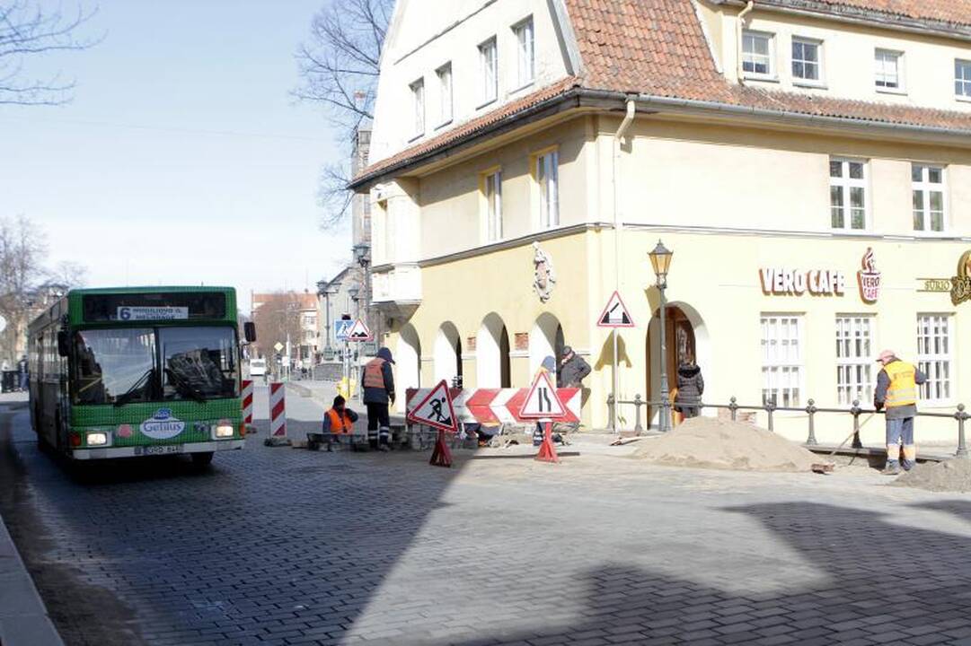 Tiltų gatvėje jau perklojamas grindinys 