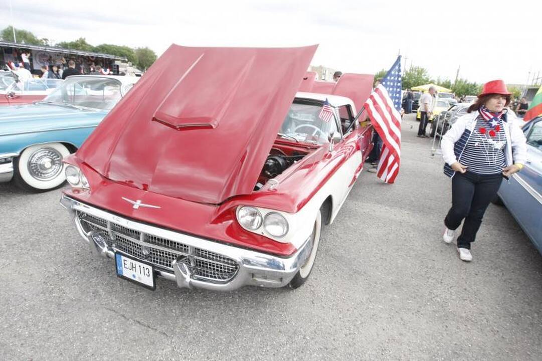 Palangą okupavo amerikietiški automobiliai