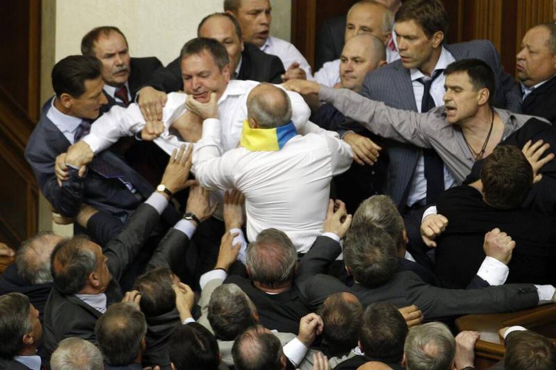 Ukrainos parlamento deputatai susimušė dėl rusų kalbos vartojimo