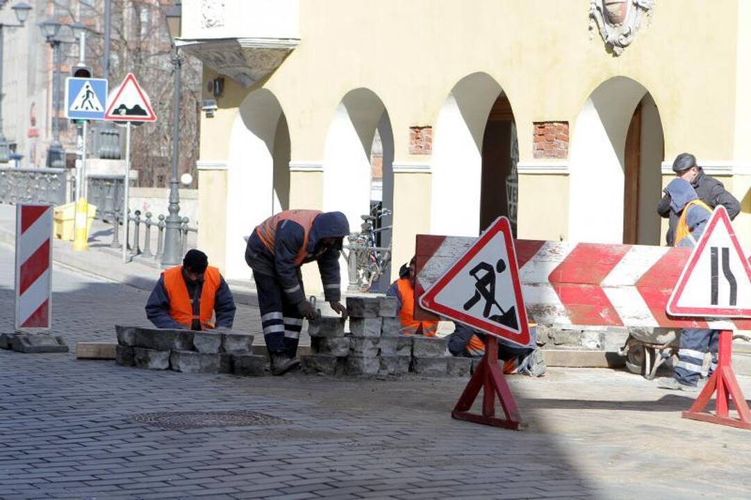 Tiltų gatvėje jau perklojamas grindinys 