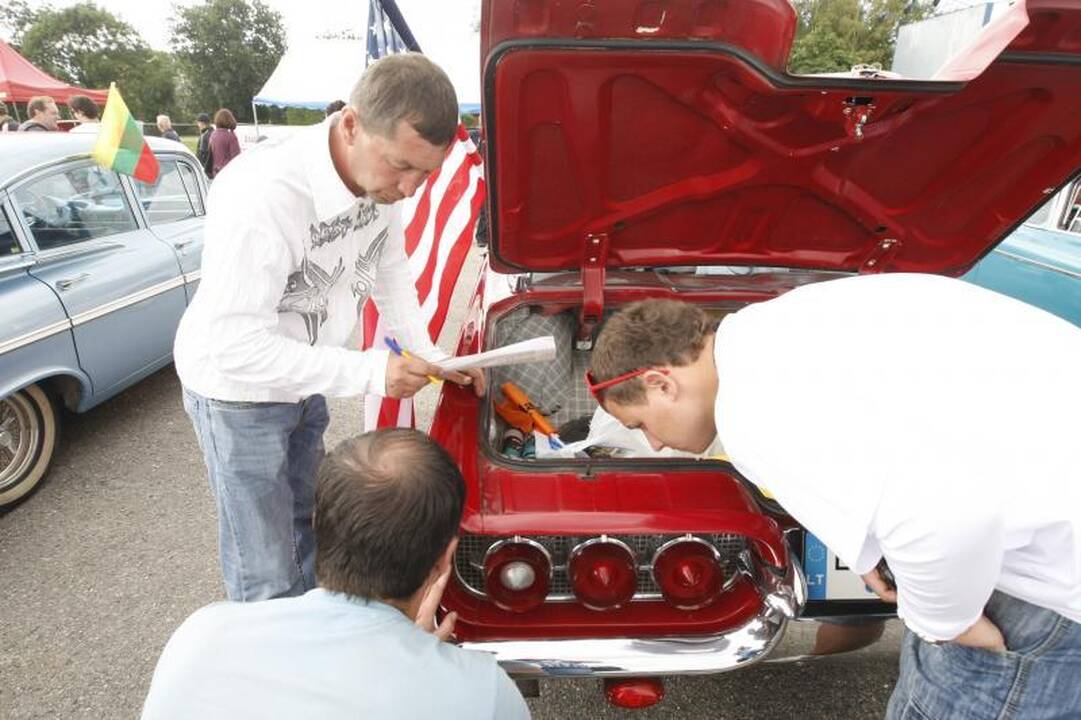 Palangą okupavo amerikietiški automobiliai