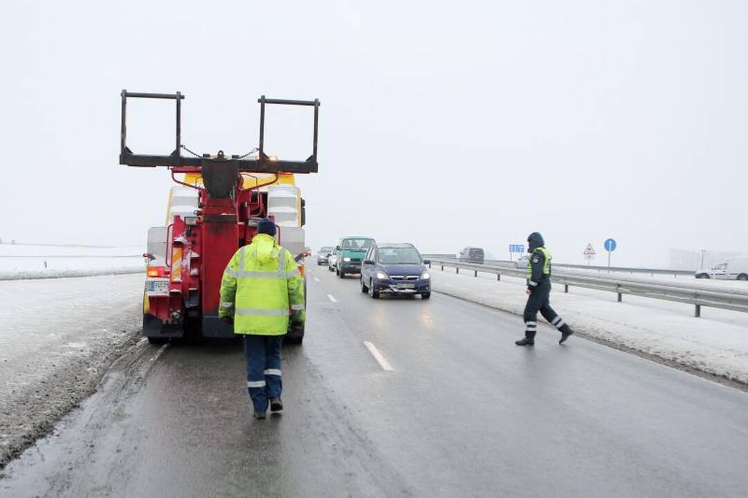 Girtas vairuotojas viaduką vilkiku atakavo atbulas