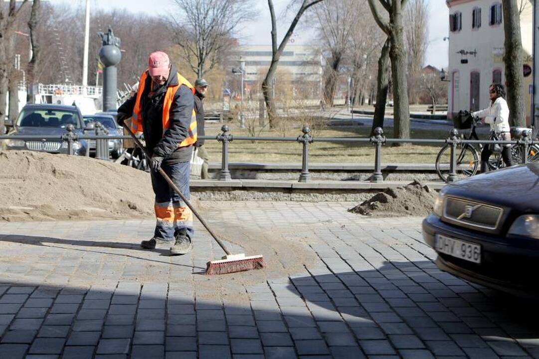 Tiltų gatvėje jau perklojamas grindinys 