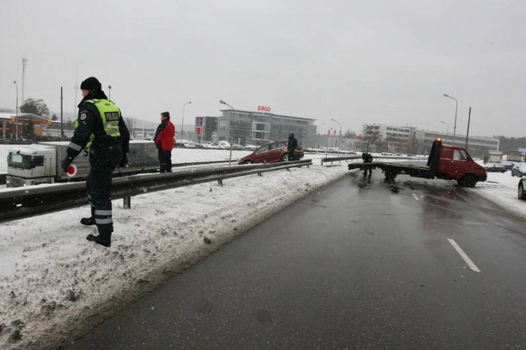 Moters vairuojamas automobilis pakibo ant stataus šlaito