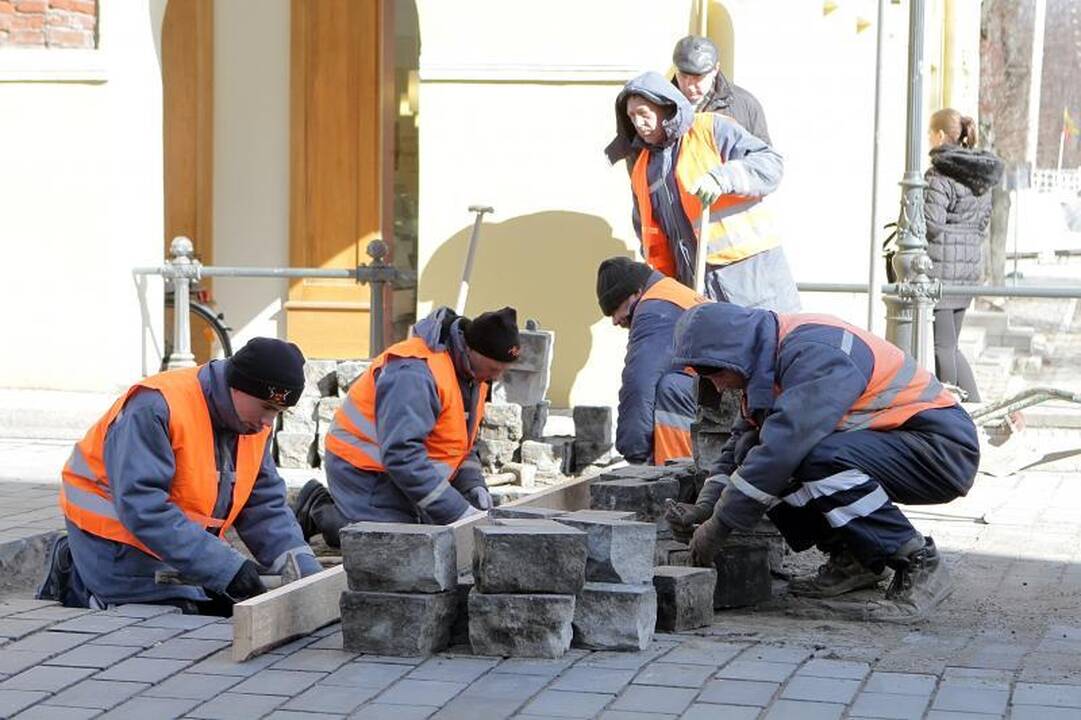 Tiltų gatvėje jau perklojamas grindinys 