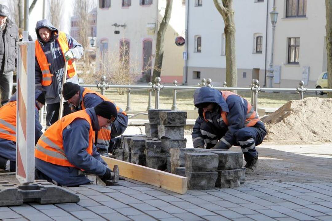 Tiltų gatvėje jau perklojamas grindinys 