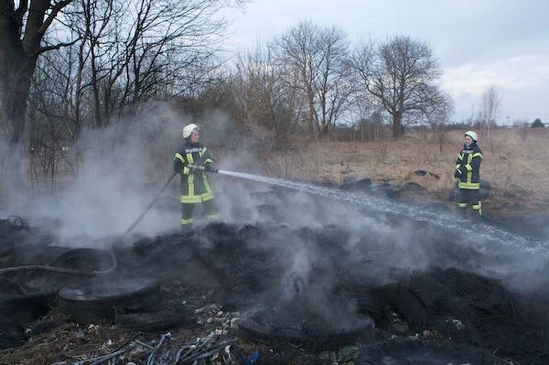 Sostinėje degė daugybė padangų