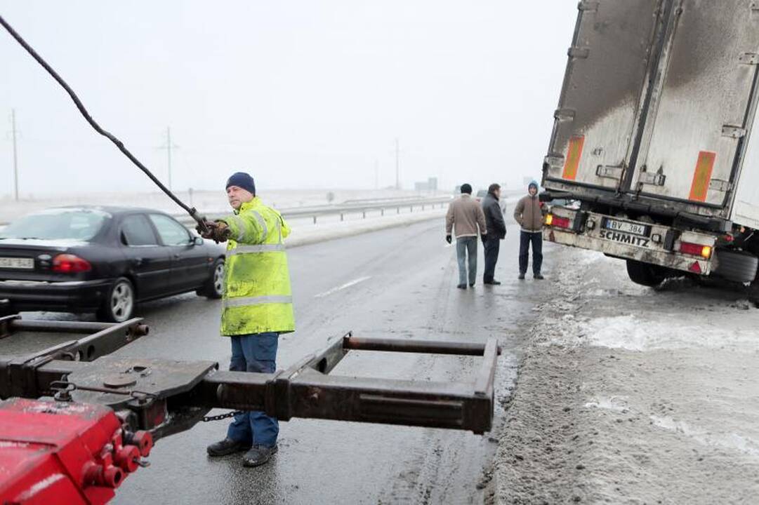 Girtas vairuotojas viaduką vilkiku atakavo atbulas